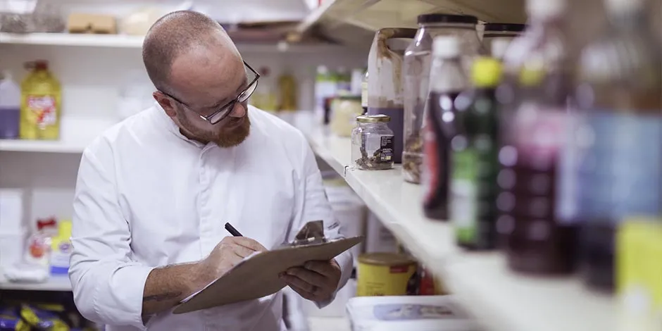 Aprendé lo necesario para hacer un adecuado almacenamiento de alimentos. Hombre verificando bodega.