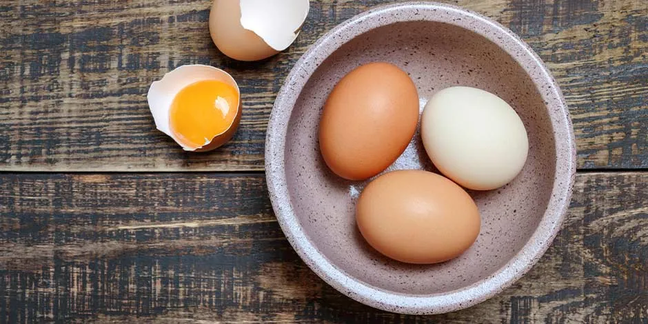 Los perros pueden comer huevo, pero no crudo. Evitá dárselo sin cocinar. Huevos crudos en un recipiente.